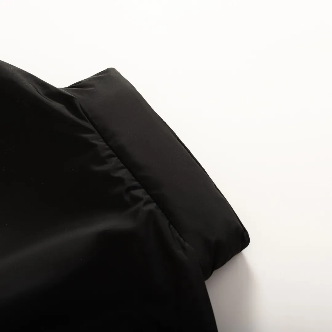 P550 SAINT LAURENT printed hooded jacket Fabric selection: 100% polyester fiber is used to create a tough protective outer layer. It is known for its excellent tear resistance and wear resistance. It can quickly return to flatness during wearing and maintain the crisp and stylish appearance of the clothing for a long time. At the same time, it is not easy to deform after long-term washing, ensuring dimensional stability.  Lining selection: 58% cupro + 42% cotton blend. Cupro ammonia fiber is known as "breathing rayon". Its surface is smooth and soft, and it feels as smooth as silk, cold and silky. The addition of cotton provides natural skin-friendliness. The combination of the two gives the lining a top-notch skin-friendly experience.  Process: The letters are firmly attached to the chest through heat pressing to form a washable and friction-resistant SAINT LAURENT logo print.   Stand collar and dropped shoulders, with round rib drawstring hem.  Accessories: One-to-one customized zipper puller, one-to-one customized collar label, etc. SIZE: 46 48 50 52